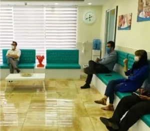 منشی نظم و آرامش در مرکز سونوگرافی برقرار می کند